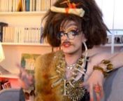 La ville de Lyon accueille en juillet 2017 , pour la première fois de son histoire, un festival queer, consacré aux Drag Queen : « Intérieur Queer ». L’occasion d’une rencontre avec ces artistes souvent caricaturés en France.nLe film nous invite à partager le temps d’un week end l’envers du décor, de la transformation à la performance, de la réflexion artistique et politique à la perception du public. Le portrait intimiste de deux des plus célèbres artistes Drag Queen parisi