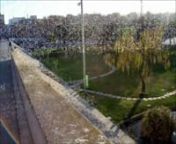 Aquest parc es troba al costat de l&#39;Estació de Sants. Si ens dirigim cap al fons del parc hi trobem unes pistes de basquet i un frontó, així com un parell de escultures - una d&#39;elles d&#39;A. Alsina.nnText extret de Barcelona On-Line:Es un parque contiguo a la estación de Sants, formado por un gran lago rodeado por gradas, puentes, torres- mirador y un Drac (dragón) De sant Jordi de hierro colado, original de Andrés Nagel. Emerge de las aguas del lago, y el autor hace de sus entrañas tobogane