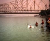 Initiated by Choreographer Sasha Waltz, the film started as a sound-recording exercise. Underneath the mighty Howrah Bridge a peculiar soundscape exists: the echo of the endless traffic flow overhear reflects from the water to create an otherwordly and difficult-to-document soundscape.nnCreated during the production of &#39;Dialoge Jorasanko Rajbati&#39; in Kolkata.nn18 February 2013