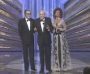 فلینی در سال 1993 جایزه افتخاری اسکار را به پاس یک عمر دستاورد سینمایی کسب کرد و دوبار در سال‌های 1953 و 1954 جایزه شیر نقره‌ای جشنواره ونیز را دریافت کرد و در سال 1985 شیر طلای افتخاری این جشنواره به وی اعطا شد.