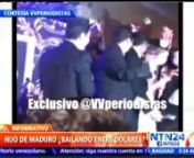 Las imágenes de Nicolás Maduro Guerra, el hijo del presidente venezolano, bailando durante un matrimonio en un reconocido hotel de Caracas, han generado polémica en el país latinoamericano.nnEl video ha causado indignación debido a que mientras el joven festeja los asistentes a la fiesta le arrojan billetes de dólares.