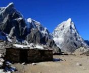 12 dias, 110km e 50hrs andando pelas trilhas do Himalaia.nnDe Lukla (2800m) para o Acampamento base do Everest (5300m) e o cume do Kala Patthar (5545m).nn---nn12 days, 110km and 50hrs of trekking into the HimalayasnnFrom Lukla (2800m) to the Everest Base Camp (5300m) and Kala Patthar Summit (5545m).