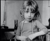 Karinen8 min. 19 sec. – 16 mm, N &amp; B, 1976 nun film de Robert CahennnAttentive, curieuse, songeuse, sensible, petite et grande déjà,... Karine, photographiée de sa naissance à l&#39;âge de 6 ans, grandit et se transforme sous nos yeux.Rythmées par des prises de vues au ralenti, les photos s&#39;animent et prennent vie.De l&#39;enfant on retient son regard, l&#39;apparition de sa féminité, sa manière d&#39;être au monde et l&#39;irréversible changement . (RC)