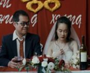 LoglinennDie verschuldete Nghi gerät in Bedrängnis, als ihre Tochter Phuong von ihrer arrangierten Hochzeit flieht.nnThe indebted Nghi is in desperate straits after her daughter Phuong flees from her arranged wedding.nn**********************nSynopsisnnDie Vietnamesin Nghi überkommt am Hochzeitstag ihrer Tochter Phuong ein ungutes Gefühl, als sie zum ersten Mal den fremden chinesischen Bräutigam sieht. Nghi und Phuong haben entschieden, dass die 17-Jährige heiraten soll, um die Schuldenlast