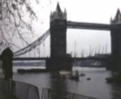 Bei einem Besuch in London werden einige der berühmtesten Bauwerke der Stadt gezeigt. Zuerst sieht man die Tower Bridge, die sich über die Themse spannt. Anschließend ist der Tower of London und zuletzt die St. Paul&#39;s Cathedral zu sehen.