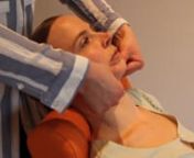 Videolla ohjeistetaan puremalihasten hieronta potilastuolissa.Videon kesto 7:58.nVideo julkaistaan osana Käypä hoito -suositusta Purentaelimistön kipu ja toimintahäiriöt (TMD).