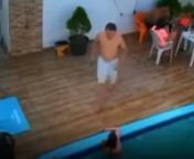 Vídeo mostra adolescente sendo salva após ser sugada por ralo de piscina from sugada