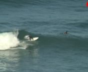 Biarritz au Pays Basque terre de Surf et de Surfing. A Biarritz en #Euskadi des bonnes vagues rassurent sans faire peur les élèves tres heu-reux des écoles de Surf, c&#39;est la bonne magie de la plage de la Cote des Basques à Biarritz. nnDes cours et stages de surf sont organisés tous les jours, tout au long de l&#39;année, mais en Mai la mer se montre tres genereuse et confie ses secrets aux débutants. Cette plage, c’est le vrai berceau du surf, une plage au cadre exceptionnel encadrée par d