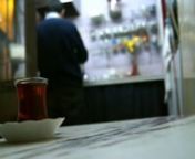 İstanbul&#39;un tarihi semtlerinden Eminönü&#39;nde, binlerce çay ocağından biri. Dokuz yaşından bu yana hayatını beş metrekarelik merdivenaltı mekanlarında geçiren bir çaycı. Çay deminde sert, ıhlamur tadında huzuruyla, Ercan’ı izliyoruz. Filmin müzikleri ise mekandaki olağan iş seslerinden düzenlendi. 24. Ankara Film Festivali gösterim programında yer alıyor.nnOne of the thousands of tea-shops in Eminonu; one of the historical districts of Istanbul. A tea-seller; who is sp