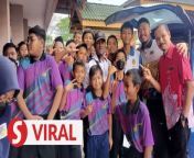 A security guard at a school in Ipoh, Perak, was touched by the warm farewell sent to him by the school staff and pupils.&#60;br/&#62;&#60;br/&#62;A viral video, which was shot at SK Bandar Baru Putera on Jalan Bercham on Thursday (Nov 30), shows a stream of students lining up to say goodbye to 50-year-old K. Kittu, whom they fondly call &#92;