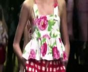 GARDEN PARTY&#60;br/&#62;The D&amp;G Summer 2011 Women&#39;s collection is a day in the garden.&#60;br/&#62;It starts early in the morning with gardening outfits made of canvas&#60;br/&#62;dungarees and trousers and it goes on with a picnic, mixing flowery&#60;br/&#62;prints with vichy patterns. It then follows on with a cocktail where&#60;br/&#62;light, flower-printed, poplin summer dresses take centre stage and&#60;br/&#62;it ends with a party al fresco where it is imperative to show up in&#60;br/&#62;long floral chiffon gowns.&#60;br/&#62;Roses, hydrangeas, freesias, violets and mimosas: these are the&#60;br/&#62;symbols of this collection, which mixes different floral prints with&#60;br/&#62;vichy patterns, denim and canvas, printed patent leather shoes&#60;br/&#62;and the iconic Lily Twist.
