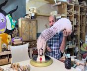 Meet Ahmed El Serafi, an Egyptian carpenter and artist with a unique vision. Since 2018, El Serafi has been transforming waste wood, paper, and glass into stunning works of art, ranging from statues to lamps. Buzz60’s Maria Mercedes Galuppo has the story.