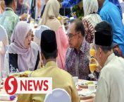 Prime Minister Datuk Seri Anwar Ibrahim graced a get-together event organised by the Education Ministry at Sekolah Sultan Alam Shah in Putrajaya on Thursday (May 2).&#60;br/&#62;&#60;br/&#62;WATCH MORE: https://thestartv.com/c/news&#60;br/&#62;SUBSCRIBE: https://cutt.ly/TheStar&#60;br/&#62;LIKE: https://fb.com/TheStarOnline