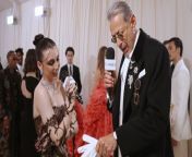 Jeff Goldblum stops to speak with host Emma Chamberlain, breaking down the inspiration behind his superbly researched Met Gala ensemble.