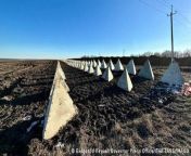 Last year Ukrainian President Volodymr Zelenskyy announced that his country would be ramping up fortifications along its border with Russia and Belarus. DW&#39;s Aya Ibrahim visited one of the newly built defensive lines in the northern region of Chernihiv.
