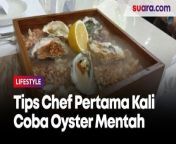 Tips Chef Pertama Kali Coba Oyster Mentah, Lakukan Ini!&#60;br/&#62;&#60;br/&#62;Oyster atau tiram jadi makanna laut yang sedang hits di Indonesia beberapa bulan terakhir, sayangnya masih banyak orang yang enggan mencicipinya, apalagi umumnya sejenis kerang-kerangan ini disajikan mentah. Lihat selengkapnya di video.&#60;br/&#62;&#60;br/&#62;&#60;br/&#62;#Oyster #TiramMentah&#60;br/&#62;&#60;br/&#62;Artikel terkait:&#60;br/&#62;https://www.suara.com/lifestyle/2022/11/21/190945/ingin-coba-makan-tiram-mentah-pertama-tapi-takut-gak-suka-ini-tips-dari-chef-profesional&#60;br/&#62;&#60;br/&#62;Video Editor: Praba&#60;br/&#62;===================================&#60;br/&#62;Homepage: https://www.suara.com&#60;br/&#62;Facebook Fan Page: https://www.facebook.com/suaradotcom&#60;br/&#62;Instagram:https://www.instagram.com/suaradotcom/&#60;br/&#62;Twitter:https://twitter.com/suaradotcom