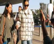 Deepika Padukone was clicked at the Mumbai airport with her sister Anisha Padukone on Thursday morning. The actress made a chic appearance in a chic beige checked jacket.&#60;br/&#62;&#60;br/&#62;#deepikapadukone #anishapadukone #sisters #ootd #siblings #airport #bollywood #celebrity #actor #trending #celebupdate #viral