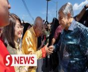 Deputy Prime Minister Datuk Seri Dr Ahmad Zahid Hamidivisited his adopted Chinese family at Taman Desa Bersatu, Hutan Melintang near Bagan Datuk on the second day of the Chinese New Year.&#60;br/&#62;&#60;br/&#62;WATCH MORE: https://thestartv.com/c/news&#60;br/&#62;SUBSCRIBE: https://cutt.ly/TheStar&#60;br/&#62;LIKE: https://fb.com/TheStarOnline