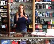 A usage instruction on how to use a female condom -also know as a Femidom-. For more condom demonstration visit http://www.condomerie.com/webshop/Ove...