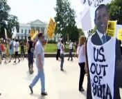 Protesters for and against intervention in Syria rally outside the White House following President Obama&#39;s speech.