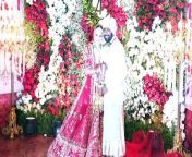 Bigg Boss 13 fame Arti Singh and Businessman Dipak Chauhan are finally married and starting a new chapter in life. They got hitched in a beautiful ceremony on April 25. This special occasion saw the attendance of their family and several celebs from the showbiz industry. Arti’s mama Govinda also arrived to bless the newly married couple. The loving couple also distributed sweets to the paps with a sweet smile on their faces.&#60;br/&#62;&#60;br/&#62;#artisingh #deepakchauhan #krushnaabhishek #kashmirashah #artisinghmarriage #dancevideo#trending #viralvideo #entertainmentnews #bollywoodnews #celebupdate