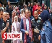 With a reform mission in mind, the Madani government can’t afford to have any of its team members stay stuck with old corrupt practices, says Datuk Seri Anwar Ibrahim.&#60;br/&#62;&#60;br/&#62;During the Immigration Department’s Hari Raya celebration on Monday (May 6), the Prime Minister urged the agency to continue the improvements and progress it has made to ensure Malaysia’s good image among foreign nationals remains, stressing that this is especially important since Immigration officers would be among the first people that foreign tourists will meet upon entering the country.&#60;br/&#62;&#60;br/&#62;The Prime Minister at the same time called on civil servants not to make excuses when they did not perform but instead, take responsibility and accept constructive criticisms.&#60;br/&#62;&#60;br/&#62;Read more at https://tinyurl.com/tc8u7357&#60;br/&#62;&#60;br/&#62;WATCH MORE: https://thestartv.com/c/news&#60;br/&#62;SUBSCRIBE: https://cutt.ly/TheStar&#60;br/&#62;LIKE: https://fb.com/TheStarOnline