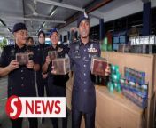 Police confiscated RM1.3mil worth of cigarettes and kretek of various brands during a raid along the road to Bio Desaru, Kota Tinggi.&#60;br/&#62;&#60;br/&#62;Johor police chief Comm M. Kumar told a press conference at marine police headquarters in Tampoi on Sunday (May 12) that the suspect who fled was believed to be part of a smuggling ring, active for the last three weeks, that would bring in the contraband through uncharted routes during high tide.&#60;br/&#62;&#60;br/&#62;Read more at https://tinyurl.com/3sjdbsbr &#60;br/&#62;&#60;br/&#62;WATCH MORE: https://thestartv.com/c/news&#60;br/&#62;SUBSCRIBE: https://cutt.ly/TheStar&#60;br/&#62;LIKE: https://fb.com/TheStarOnline