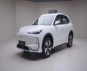 Geely Galaxy&#39;s new pure electric SUV, the Galaxy E5, is based on GEA&#39;s global intelligent new energy architecture and is the first global model of Geely Galaxy to have left-hand and right-hand drive vehicles developed and tested simultaneously. The new car will cost 150,000-200,000 yuan and will be officially launched in the second quarter of this year.&#60;br/&#62;&#60;br/&#62;The new Car has very good original design elements. The front adopts the same light waves and rhythmic grid as the Galaxy E8. The headlights on both sides are sharp and match the L-shaped decorative air intake. The following strip, family face makeup is quite recognizable.&#60;br/&#62;&#60;br/&#62;The length, width and height dimensions of the new car are 4615/1901/1670 mm, respectively, and the wheelbase is 2750 mm. The new car adopts a hidden door handle and low-wind resistance rim design, and also adopts a double waistline shape to create a rich light and shadow effect on the side of the car body.&#60;br/&#62;&#60;br/&#62;The rear shape is round and simple, and the combination of full-length taillights and a large spoiler emphasize its sporty feel. The internal light source of the lamp unit consists of multiple LED light strips, which has a good visual effect and creates a certain high-end feeling.&#60;br/&#62;&#60;br/&#62;In terms of interior, it adopts the dual-screen combination of narrow-strip full LCD display + large-sized hanging central control screen and the fashion-savvy double-spoke flat-bottom multi-function steering wheel. GEA architecture supports GEEA 3.0 electronic and electrical architecture and Flyme Auto car-machine system, enabling it to have high-speed OTA and unlimited car-machine connection experience, and realize voice, text and music AIGC. . Flyme Auto vehicle computer system is equipped with China&#39;s first vehicle-grade 7nm vehicle computer chip Longying 1. The chip has powerful computing power, fast system interaction, and excellent coordination of software and hardware. It can realize four screen connections of the center.&#60;br/&#62;&#60;br/&#62;Its front-row driver and passenger are equipped with three-speed heating and ventilation, 8-point massage and other configurations; The second-row seatback supports two-speed adjustment. At the same time, Marshmallow series seats adopt a 6-layer design combined with a 16-speaker independent amplifier, WANOS&#39; &#92;