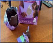 What does a vegan Easter egg taste like: Nomo Cookie Dough Easter egg from mara taste pictures